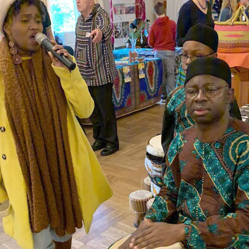 Lucie und Bacar singen spontan afrikanische Weisen